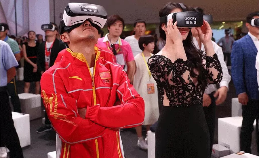 圖為鄒市明用VR技術觀看觀看冠軍龍服發布視頻